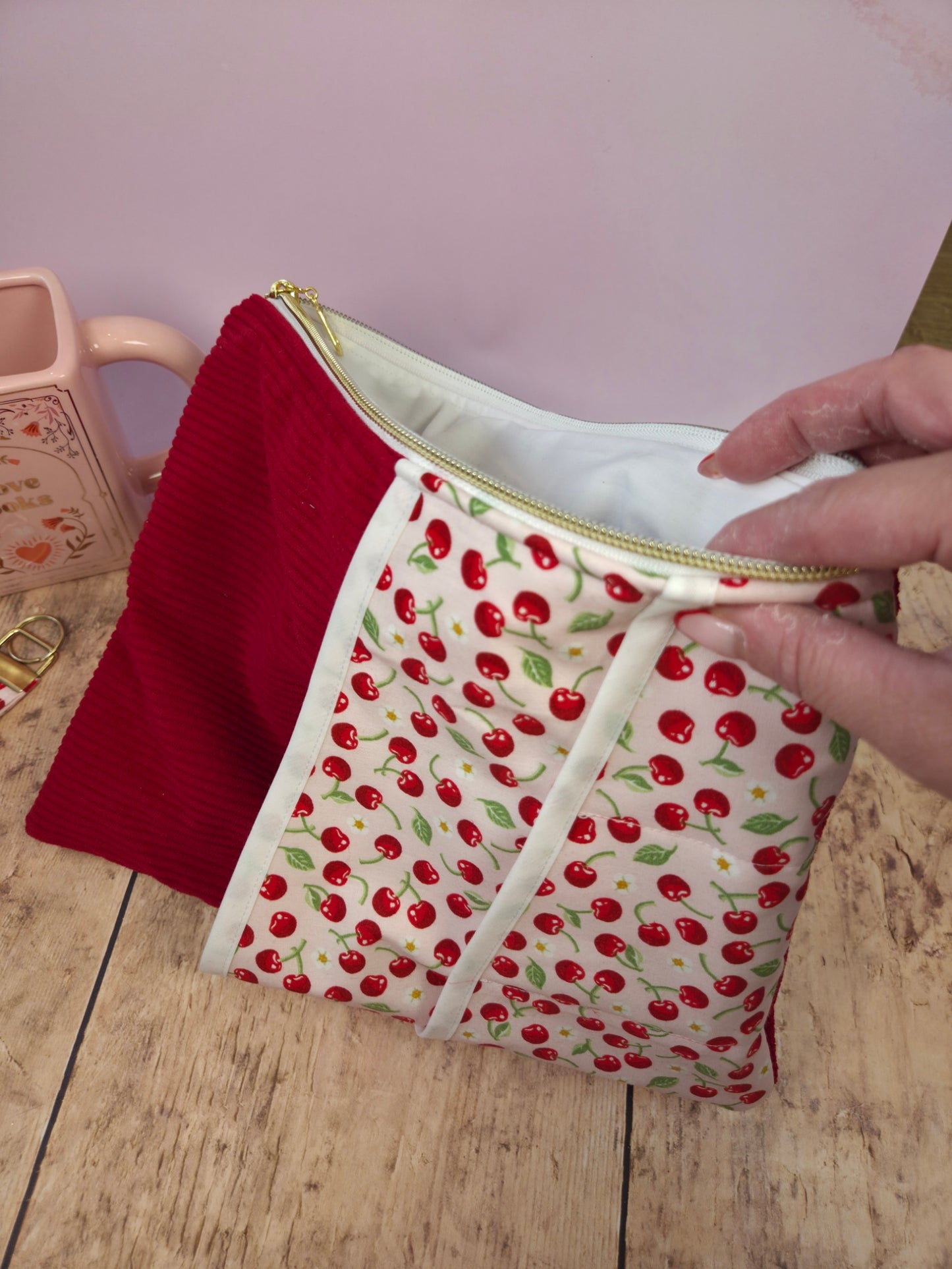Pochette à livre multifonctions cerises - sélection boutique